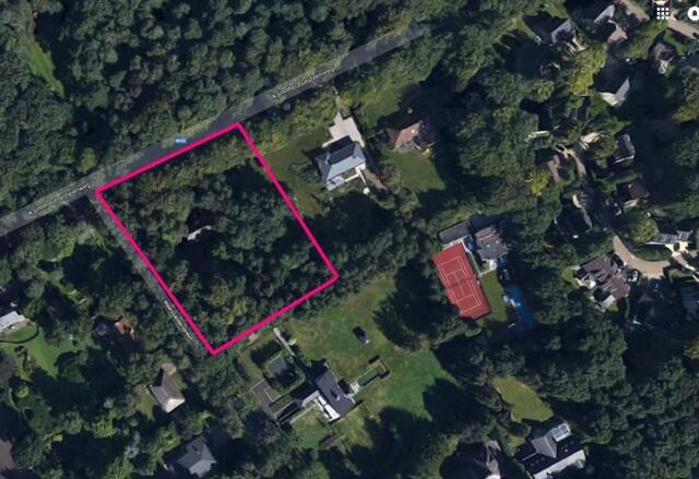 Prachtig hoekperceel met een opp. van 3.210 m² bestemd voor vrijstaande woning. 