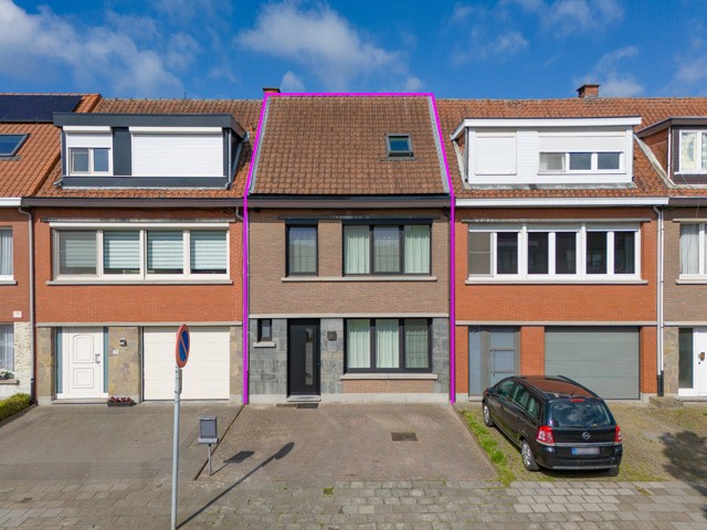 Verzorgde woning met dubbele parkeerplaats nabij Ekeren-Donk!