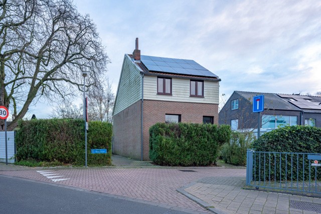 Te renoveren woning met 2 slaapkamers, oprit en tuin!