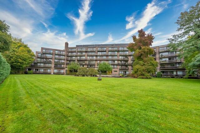 Degelijke serviceflat met terras in Residentie LINDENHOF