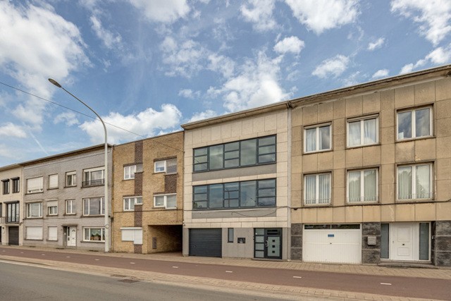 Om te vormen kantoorgebouw met 2 garages en gunstig EPC