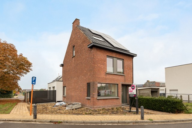Gerenoveerde woning met 4 slaapkamers, 2 badkamers, tuin en garage