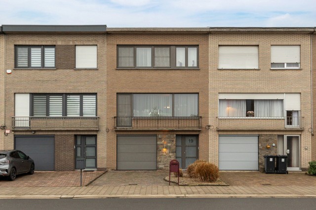 Gezellige bel-étage met EPC B, garage en oprit in Hoevenen!