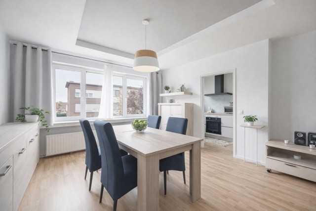Appartement op de eerste verdieping, inclusief garage, nabij het centrum van Hoevenen!