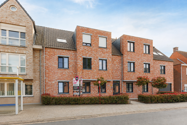 Ruim appartement op het gelijkvloers met tuin en garage