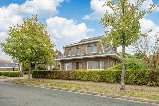 Landhuis met private tuin, vier slaapkamers en twee garages