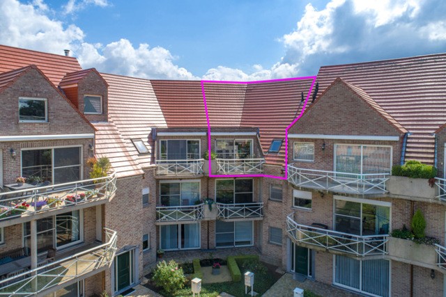 Duplex app. met 3 terrassen, 2 slpk., 2 badk en autostaanplaats.