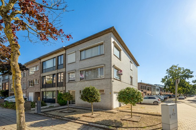Ruim appartement met 2 slaapkamers, terras en garage in Merksem