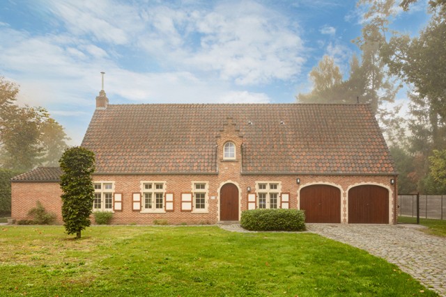 Landhuis met dubbele garage en west-tuin in Zoersel!