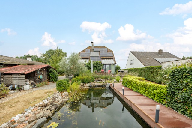 Vrijstaande woning met grote tuin en 3 slpk 