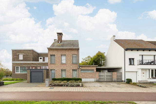 Ruime halfopen gezinswoning met prachtige tuin en zwemvijver nabij het dorp van Stabroek